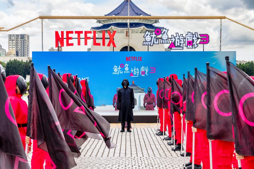 Netflix《魷魚遊戲3》空降台北！巨型英熙哲秀現身中正紀念堂 7公尺跳繩體驗成今夏最潮打卡點