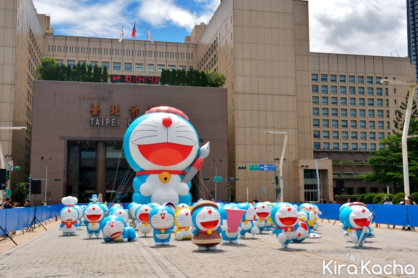 哆啦A夢現身台北信義區！60座造型公仔與12米巨型氣偶萌翻市民廣場