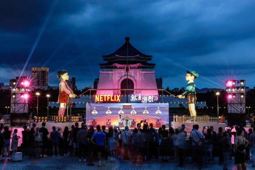 Netflix《魷魚遊戲3》空降台北！巨型英熙哲秀現身中正紀念堂 7公尺跳繩體驗成今夏最潮打卡點