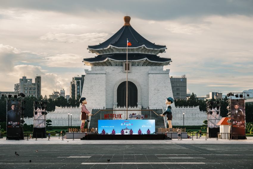 Netflix《魷魚遊戲3》空降台北！巨型英熙哲秀現身中正紀念堂 7公尺跳繩體驗成今夏最潮打卡點