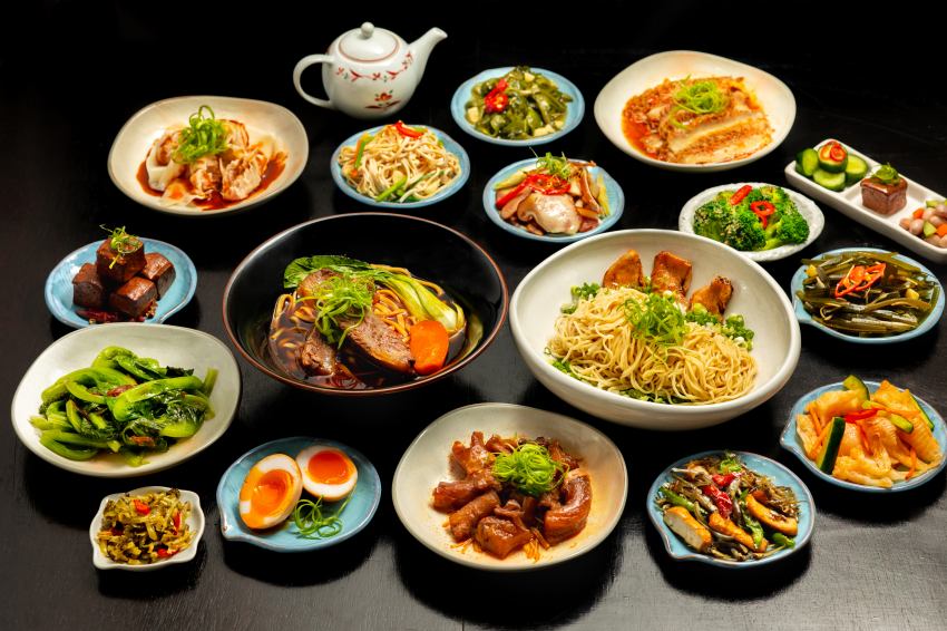 台北牛肉麵必吃推薦，萬華「雲水食堂」以頂級牛腱心與5小時慢火精燉湯頭征服味蕾，連皮蛋與糖心蛋都來自必比登嚴選供應商