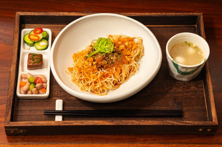 台北牛肉麵必吃推薦，萬華「雲水食堂」以頂級牛腱心與5小時慢火精燉湯頭征服味蕾，連皮蛋與糖心蛋都來自必比登嚴選供應商