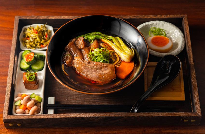 台北牛肉麵必吃推薦，萬華「雲水食堂」以頂級牛腱心與5小時慢火精燉湯頭征服味蕾，連皮蛋與糖心蛋都來自必比登嚴選供應商