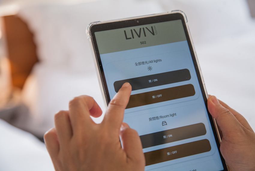 礁溪全新飯店「LIVIN Hotel」帶來全方位智能住宿體驗！從踏入旅店那一刻起，透過智慧平板即刻享受個人化服務，讓溫泉旅行更添自在與安心感