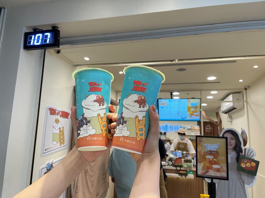 滴妹創立的飲料品牌「再睡5分鐘」以療癒風格深受粉絲喜愛，品牌為慶祝成立2000天，將於11月推出限時兩天買一送一活動。