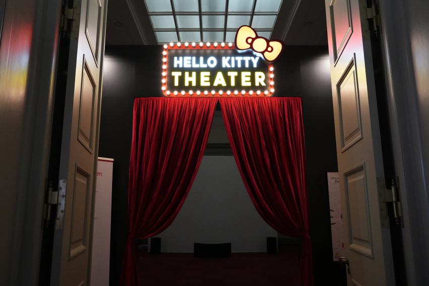 「Hello Kitty Theater」紅色帷幕入口，以戲院風格展現角色的舞台魅力。