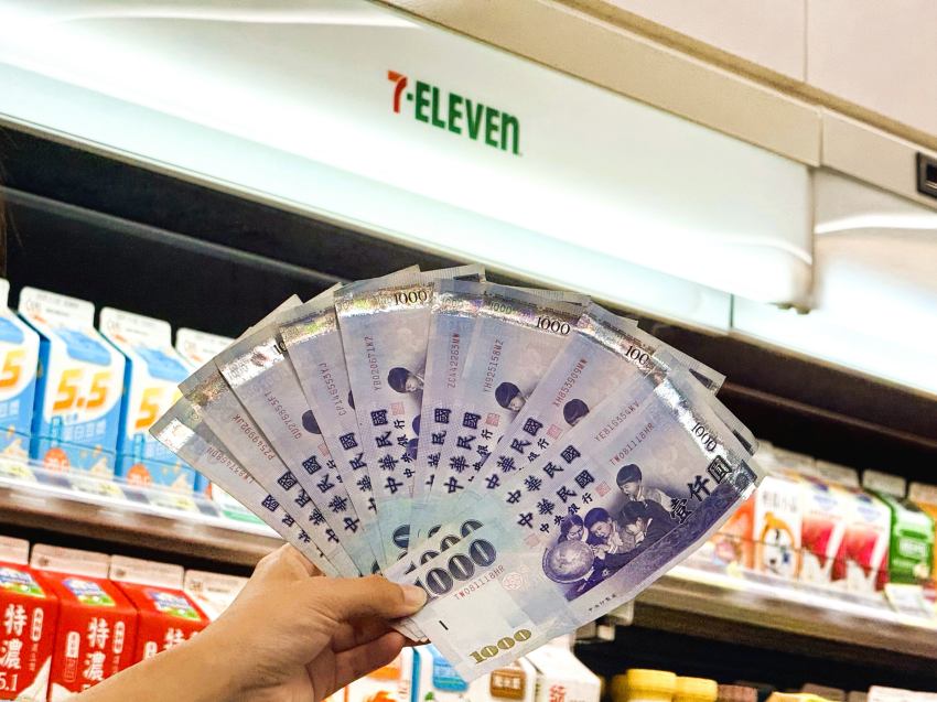 領普發萬元就到7-ELEVEN！響應政策推4大加碼優惠，首推「1000元放大隨取卡」加碼12%，還有500元商品組、行動隨時取囤貨攻略。一篇看懂ATM領現與最省錢方法。