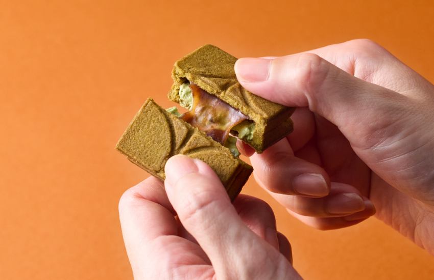 全新聯名風味「抹茶紅豆奶油焦糖夾心餅乾」,融合了香濃的宇治抹茶奶油與甜蜜的紅豆泥焦糖醬雙重內餡,於星宇航空機上餐限量供應中