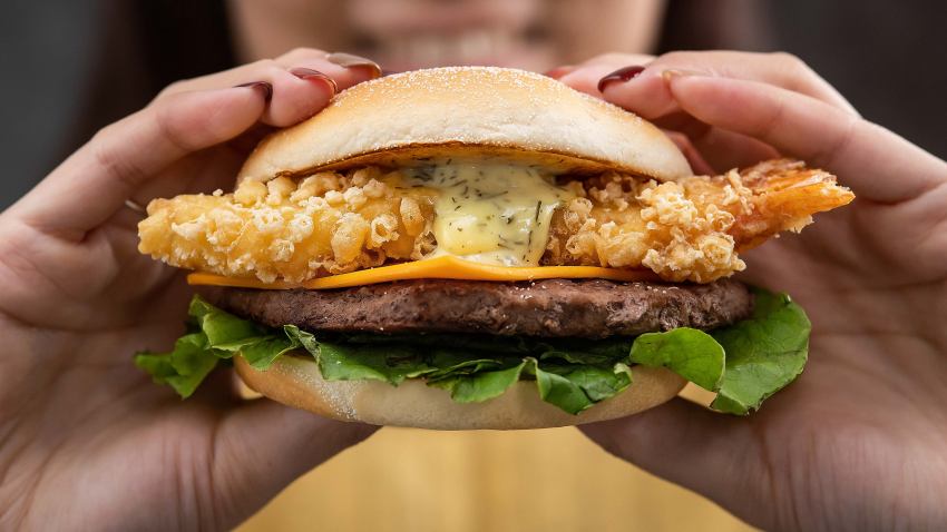 麥當勞「Signature極選系列」深受歡迎的「炸蝦天婦羅堡」系列將於10月29日起至12月9日限時回歸。此次包含「炸蝦天婦羅安格斯牛肉堡」、「炸蝦天婦羅辣鷄堡」及「雙蝦天婦羅堡」3款選擇,以整尾太平洋白蝦搭配青檸蒔蘿醬,單點134元起。