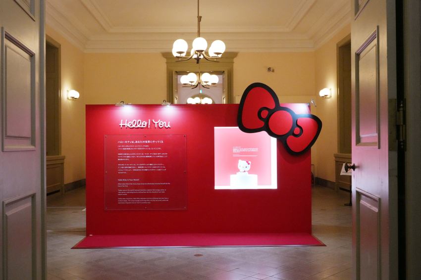 Hello Kitty展主海報，以紅底與經典蝴蝶結設計象徵Kitty溫暖登場。