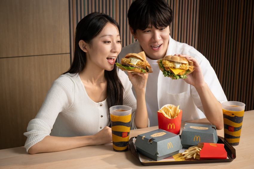 麥當勞「Signature極選系列」深受歡迎的「炸蝦天婦羅堡」系列將於10月29日起至12月9日限時回歸。此次包含「炸蝦天婦羅安格斯牛肉堡」、「炸蝦天婦羅辣鷄堡」及「雙蝦天婦羅堡」3款選擇,以整尾太平洋白蝦搭配青檸蒔蘿醬,單點134元起。