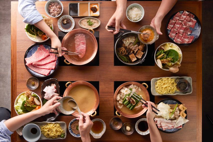 黑毛屋高雄漢神巨蛋店開幕活動 活動期間：2025年10月10日至2025年10月19日 活動內容： ・凡於活動期間至黑毛屋高雄漢神巨蛋店內用餐，點任一鍋物套餐並完成指定社群任務，即可免費獲贈「PURE RARE芬蘭豬」乙份。 ・消費滿1000元即可參加姆明限定扭蛋抽獎活動，有機會獲得限量姆明吊飾。 ・黑毛屋×姆明聯名3D立體造型叉匙組同步開賣，售價449元，全台門店皆可購買。 ・秋季限定「柚子鍋」同步登場，以長野縣產柚子與西京味噌熬製湯底，售價480元起，另收一成服務費。 店家資訊： ・店名：黑毛屋高雄漢神巨蛋店 ・地址：高雄市左營區博愛二路777號漢神巨蛋購物廣場內 ・席次：共48席（含U型吧檯與四人座位區） ・品牌：乾杯集團旗下日式鍋物品牌黑毛屋