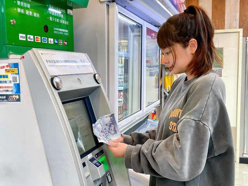 民眾至「全家」指定ATM領取普發現金,可獲得Let’s Café或Fami!ce霜淇淋等商品優惠券。