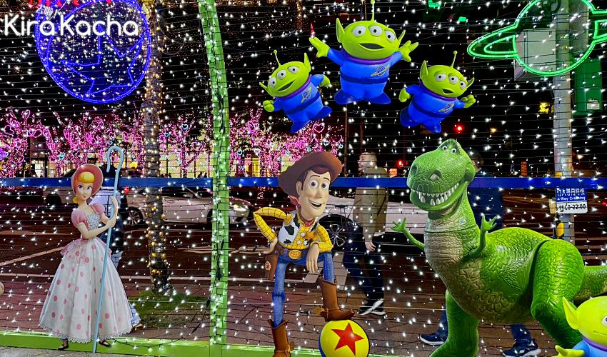 玩具總動員耶誕奇幻樂園亮相信義區,台北101點燈延續至2026年3月