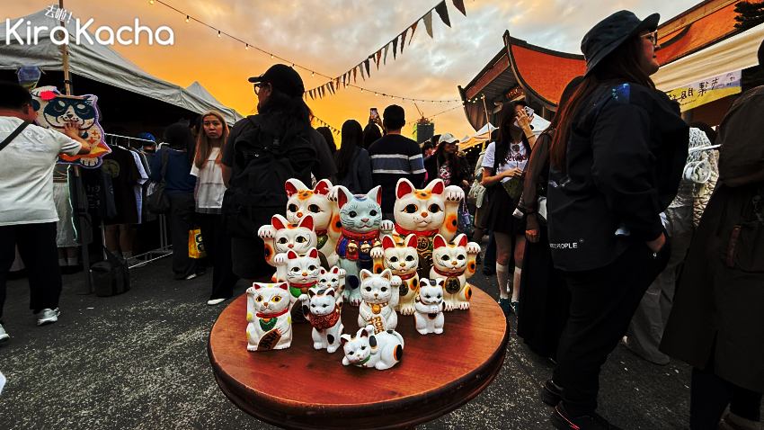 慵懶可愛的貓咪造型陶藝餐盤與公仔,吸引許多貓奴駐足。