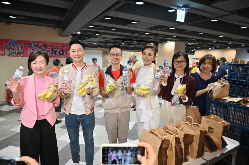 疾管署署長羅一鈞（中）11月1日親自示範接種，響應「左流右新」呼籲50歲以上民眾施打疫苗 。