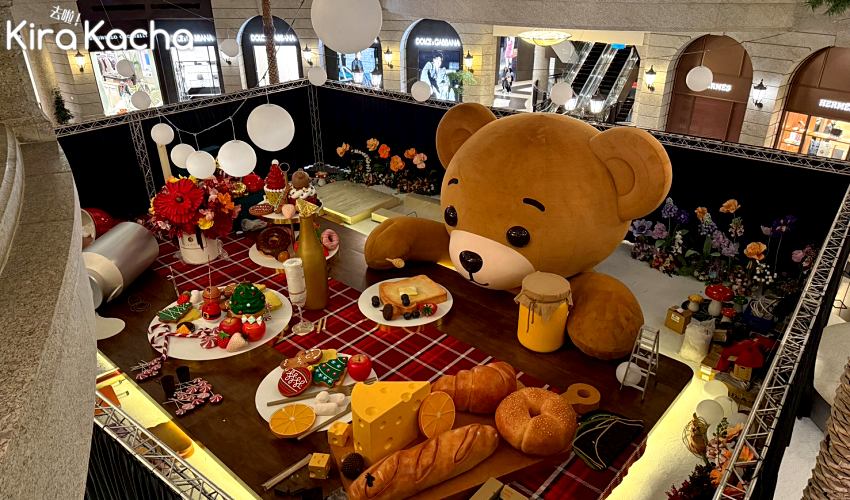 信義區耶誕佈景再升級,巨大熊熊與放大甜點餐桌打造台北最可愛拍照點