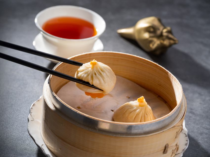 「雅閣」推出秋蟹尊饌饗宴「蟹皇鮮湯包」，蟹香與豐盈肉汁浸潤於唇齒間美味繚繞，盡顯秋蟹之極致風味