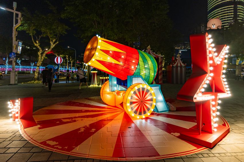 「2025新北歡樂耶誕城」今年特別打造多組具動態效果的機械藝術裝置 ，圖為縣民大道人行道的「大象轉轉球」