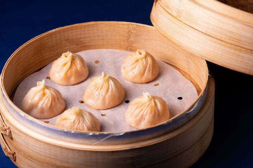 尋找林口螃蟹料理,聚味軒「蟹在進行式」滿足老饕味蕾,從NT420蟹粉小籠包到NT8888豪華四人宴,多重風味一次體驗。