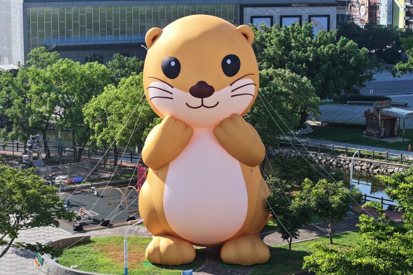 高達14公尺的金門觀光小天使水獺「阿特」 ，將於11月14日至11月23日期間 ，期間限定到訪新北歡樂耶誕城 。