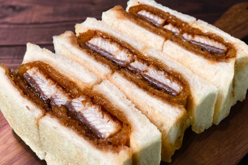 香氣濃郁的蒲燒鰻秘制美乃滋三明治是饕客不容錯過的經典口味,主廚將蒲燒鰻裹上薄脆麵衣高溫油炸,搭配特製美乃滋與山椒粉一同享用,滋味更加豐富。