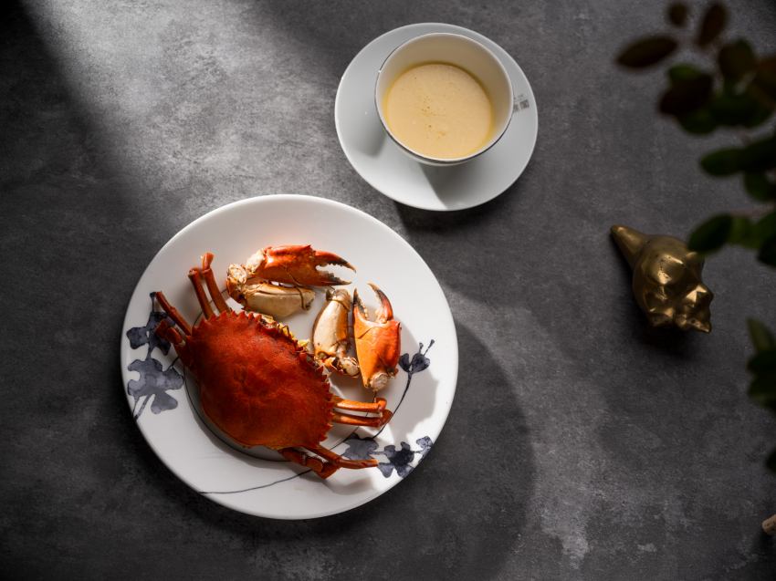 「雅閣」推出秋蟹尊饌饗宴「花雕雞油蟳」，嚴選肉質鮮甜多汁的處女蟳，添以花雕酒與雞油的湯底清蒸，最能完美展現處女蟳的鮮美香氣