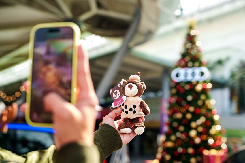 民眾於市集現場拍攝限量珍奶熊，留下 Audi 聖誕之約打卡記憶。