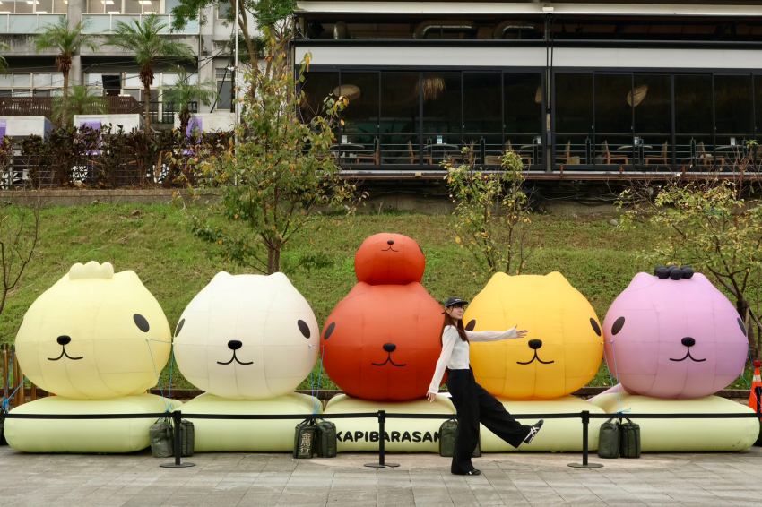 碧潭東岸廣場集結「水豚仔」、「懷特小姐」、「熱血君」、「暴走君」與「陽光君」等一眾好友，營造出溫馨歡樂的團聚情境。