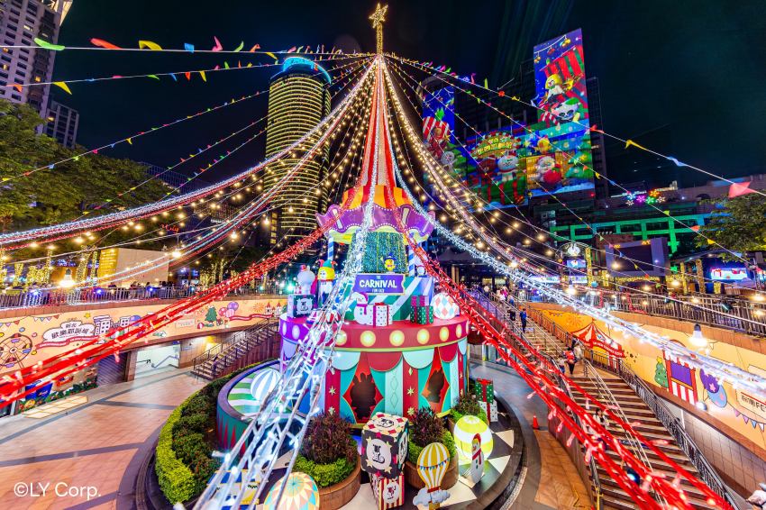 「2025新北歡樂耶誕城」融入創新科技元素 ，其中「馬戲砲彈聲光站」以震撼聲響揭開馬戲序幕