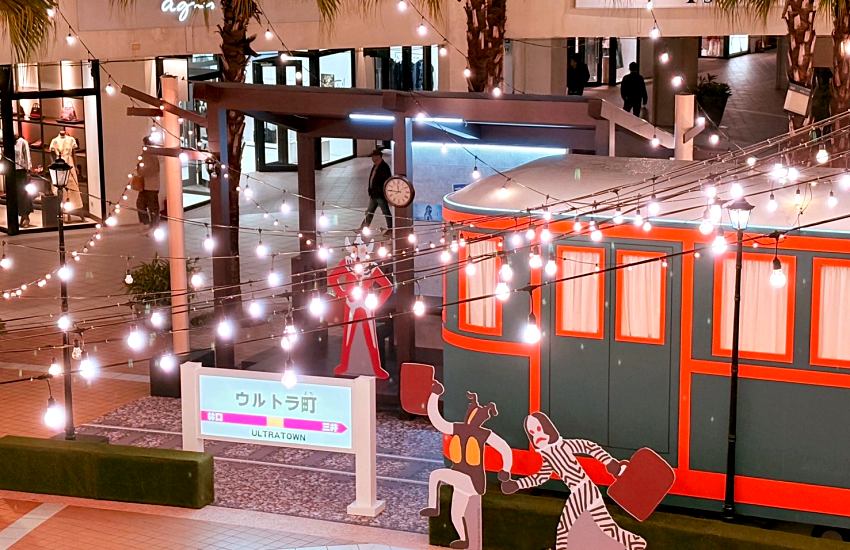 超人力霸王60週年聖誕紀念在三井OUTLET登場。北中南三店主題造景。林口昭和復古、台中港怪獸對決、台南日系光雪奇蹟，還有英雄見面會與500款周邊商品。