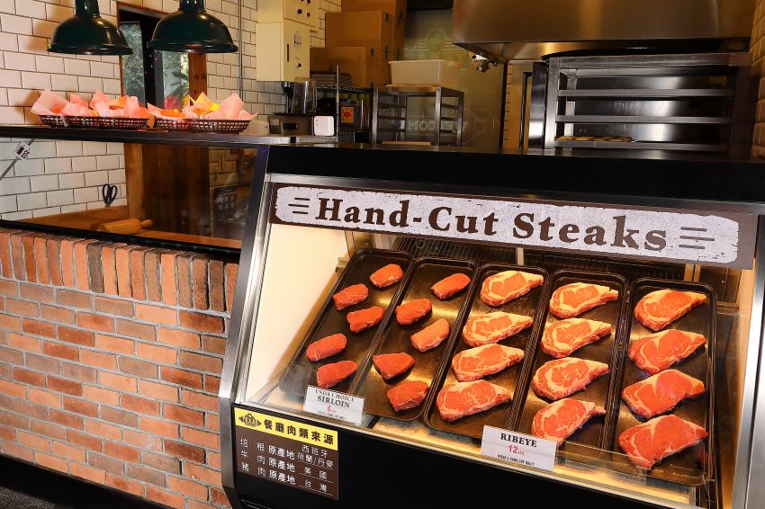 慶祝11週年。Texas Roadhouse德州鮮切牛排舉辦「肋眼嘉年華」。首度推出10oz。肋眼牛排限時優惠999元。千元有找就能享用高品質美國牛肉。活動期間點購肋眼再享111元飲品加購價。