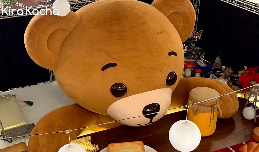 信義區耶誕佈景再升級,巨大熊熊與放大甜點餐桌打造台北最可愛拍照點