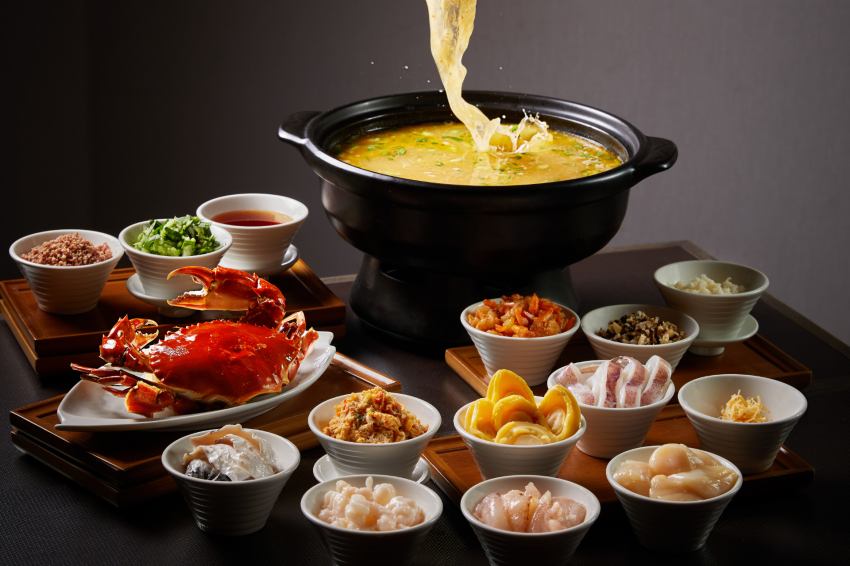 「天香鮮蟹菜飯二吃」結合拌飯與海鮮高湯,呈現江南家常與宴席兩種層次。