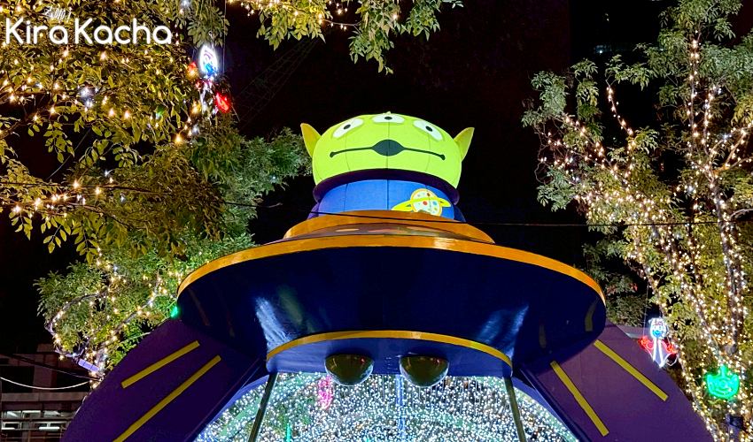 台北101夜間光廊超萌登場,三眼怪陪走信義路成2025耶誕熱門拍照點