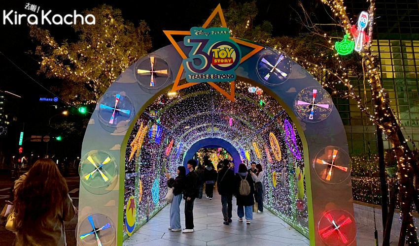 台北101夜間光廊超萌登場,三眼怪陪走信義路成2025耶誕熱門拍照點