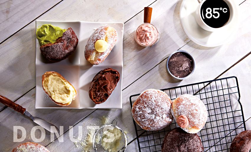 85℃生甜甜圈研究所推出新口味，滿滿的焦糖核桃乳酪內餡，口感層次豐富。