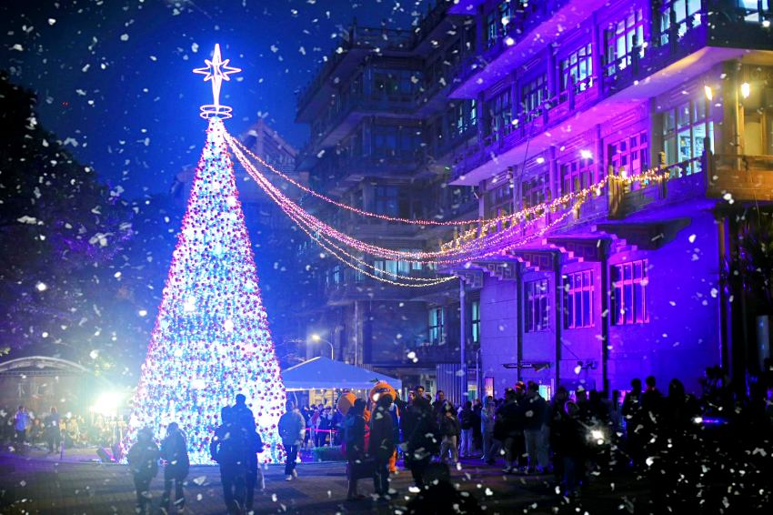 逾3000名師生擠爆文化大學百花池廣場,紛紛拿起手機記錄下全台最高校園聖誕樹的壯觀景象。