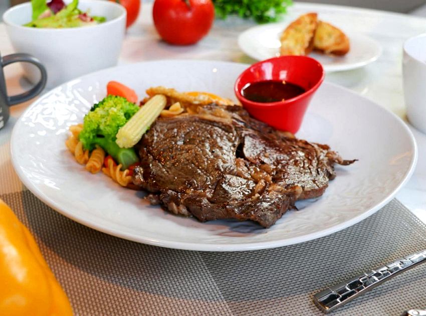 專案依人數贈送台式牛排套餐,選用美國頂級6盎司沙朗牛排,復刻經典夜市風味。(台北士林萬麗酒店提供)