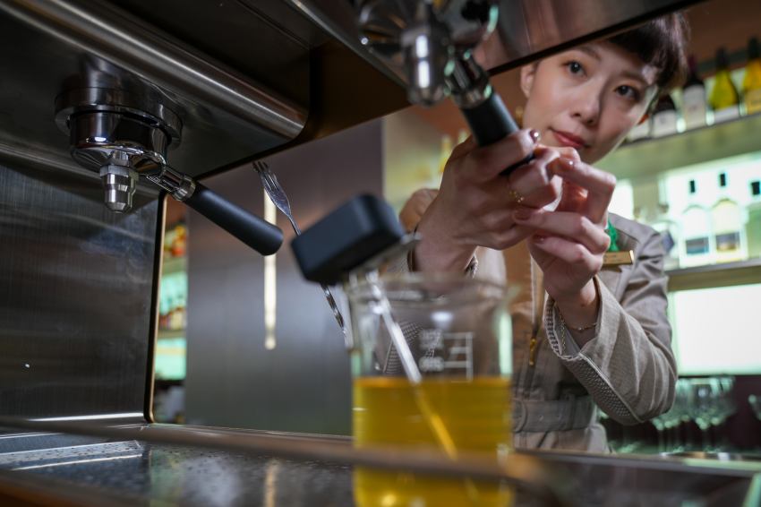 星宇航空貴賓室引進吃茶三千CCSC智能萃茶機,以高溫加壓技術精準萃取茶葉風味。