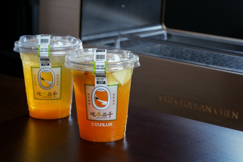 每杯現萃茶皆以智能設備即時製作,讓旅客在候機時享受如同精品茶館般的品飲體驗。