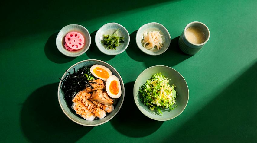 新上市的「明太子炙燒雞肉飯定食」，濃郁的明太子醬經過炙燒後香氣四溢，是喜愛重口味食客的首選