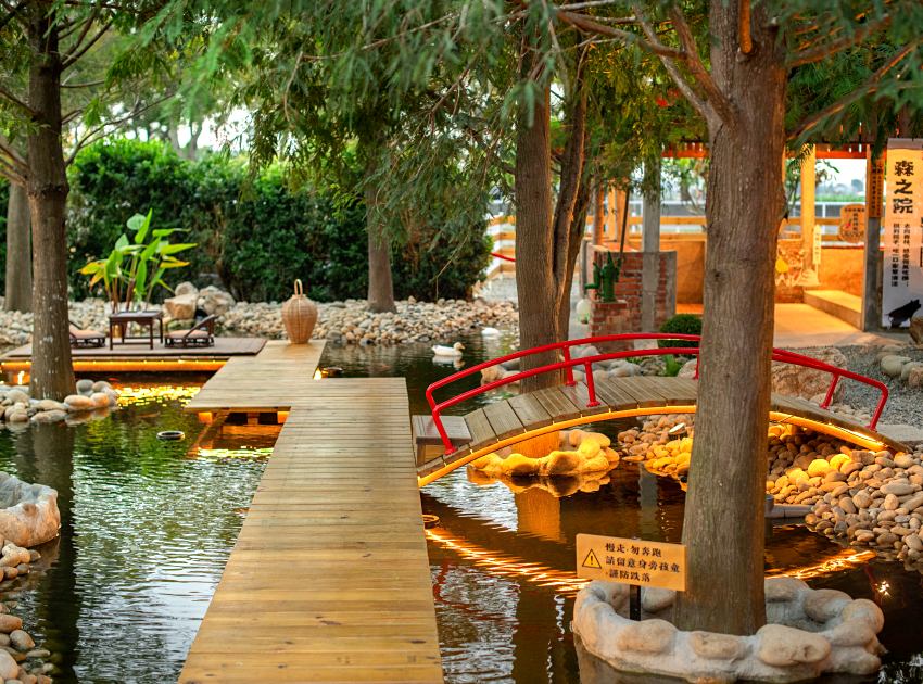 森之院園區結合生態池與綠意造景,打造出適合漫遊放鬆的靜謐空間