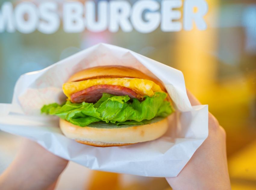 摩斯漢堡買一送一活動開跑，獨享餐199元吃得到月亮薯條與圈圈蝦餅，APP跨店取再享限量折扣