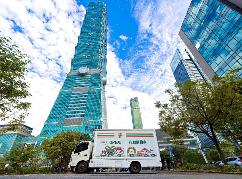 7-ELEVEN動員2台「OPEN!行動購物車」進駐台北101旁與淡水漁人碼頭，並於信義商圈設置7個戶外攤位提供即食補給