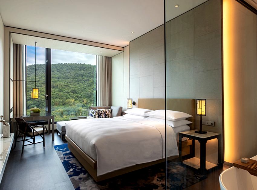 客房設計擁有大面落地窗,旅客入住可飽覽士林地區的自然山景與綠意視野。(台北士林萬麗酒店提供)