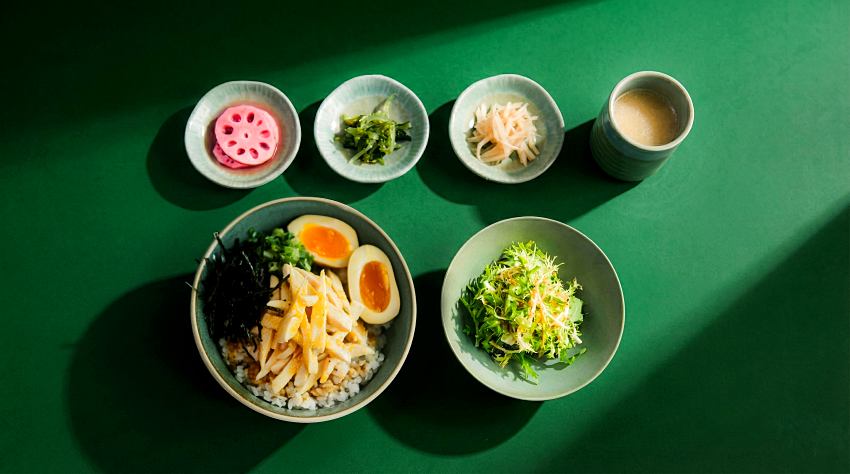 全新推出的「櫻花柚子雞肉飯定食」，以日式柚汁打造清爽果香風味，搭配精緻小菜與湯品
