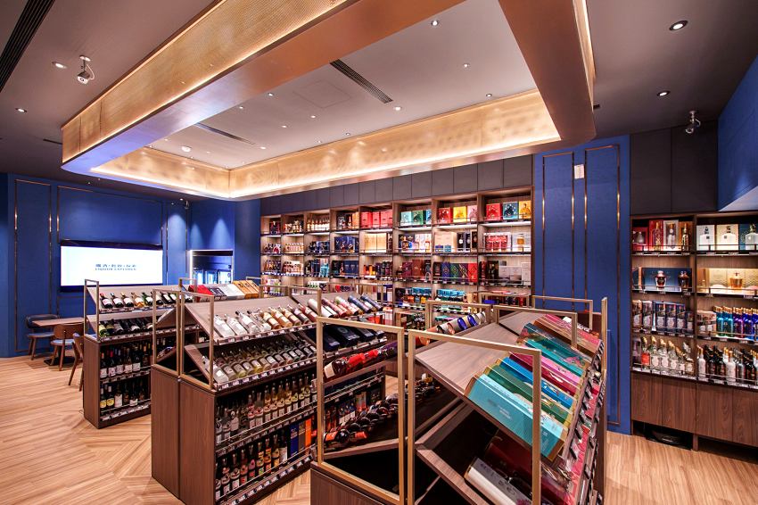 「黑松酒覓」於台北正式開幕以上千款酒品、輕酒吧、品飲空間與恆溫酒窖打造全新微醺體驗。開幕活動邀請 SUPER JUNIOR 利特擔任一日調酒師親自推出限定「利特特調」以創世者×CHOYA 桶陳酒款展現酸甜層次。門市同步提供五款金門高粱主題調酒並啟動會員積點福利成為捷運南京三民站周邊新亮點。