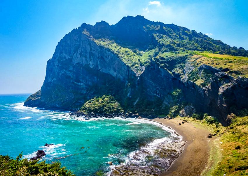 韓國濟州島東端的城山日出峰，約4萬至12萬年前由海底火山爆發形成，也是韓國第一個自然遺產。