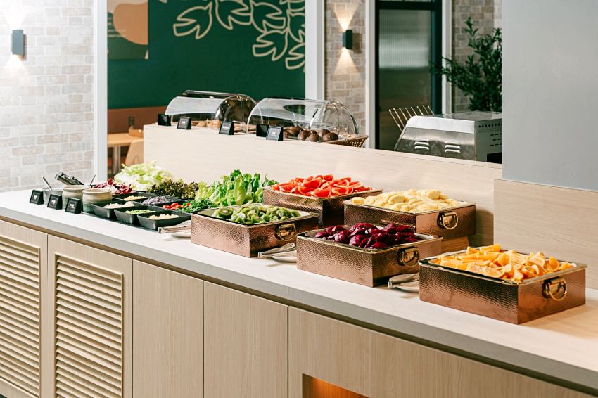 舒活自助吧是店內一大特色，提供超過18種新鮮蔬果，包含宜蘭行健村直送的有機蔬菜，讓顧客在大口吃肉之餘也能均衡營養。